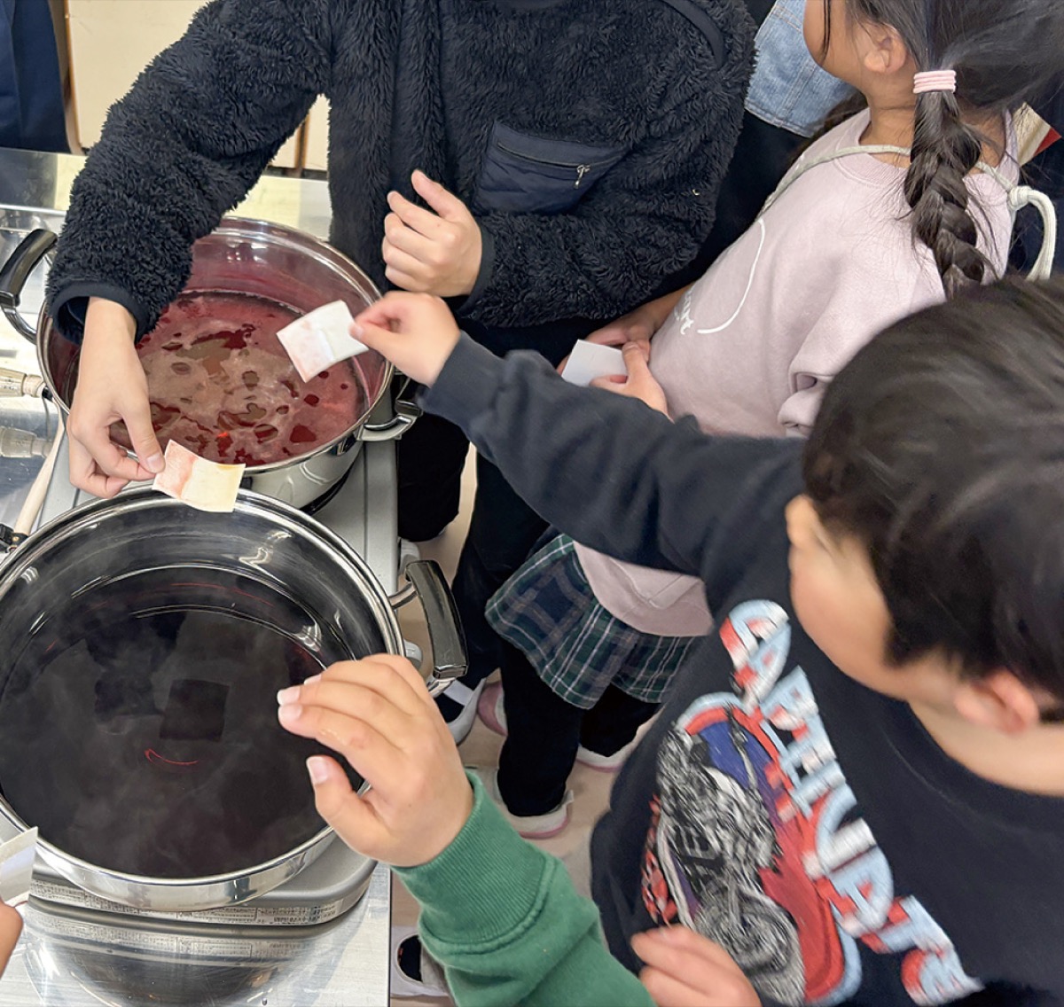 南瀬谷小学校 地域で草木染の展示会 1年の集大成を披露 | 旭区・瀬谷
