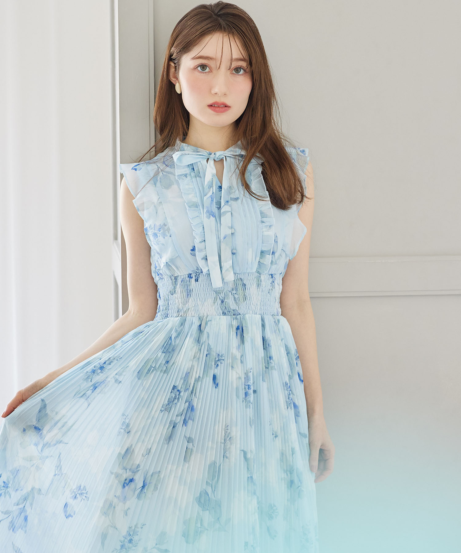 リボン付きウエストシャーリングフラワープリントプリーツワンピース