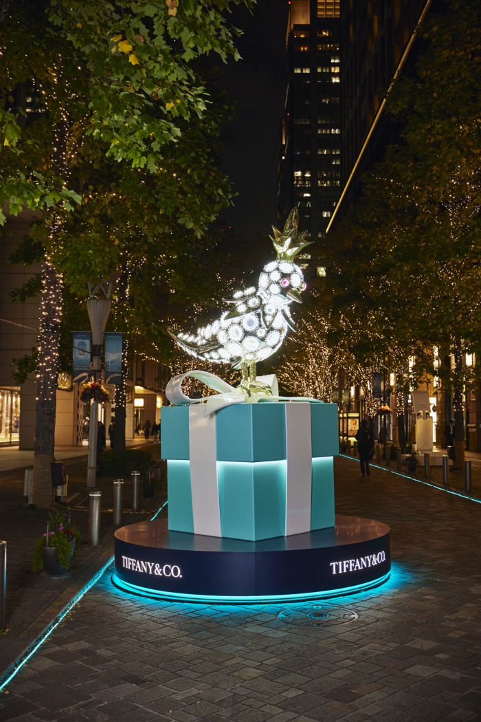 ティファニーがホリデーキャンペーン！丸の内に喜びと幸せの鳥「バード