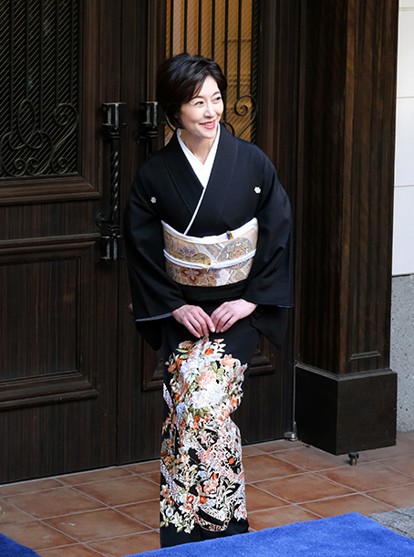 巻物花車文 | 黒留袖一覧 | 留袖レンタル キクヅル