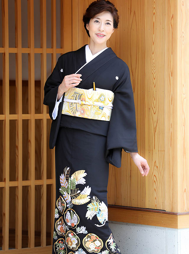 待望の新柄発表】総刺繍の黒留袖3枚追加掲載 | お知らせ一覧 | 留袖