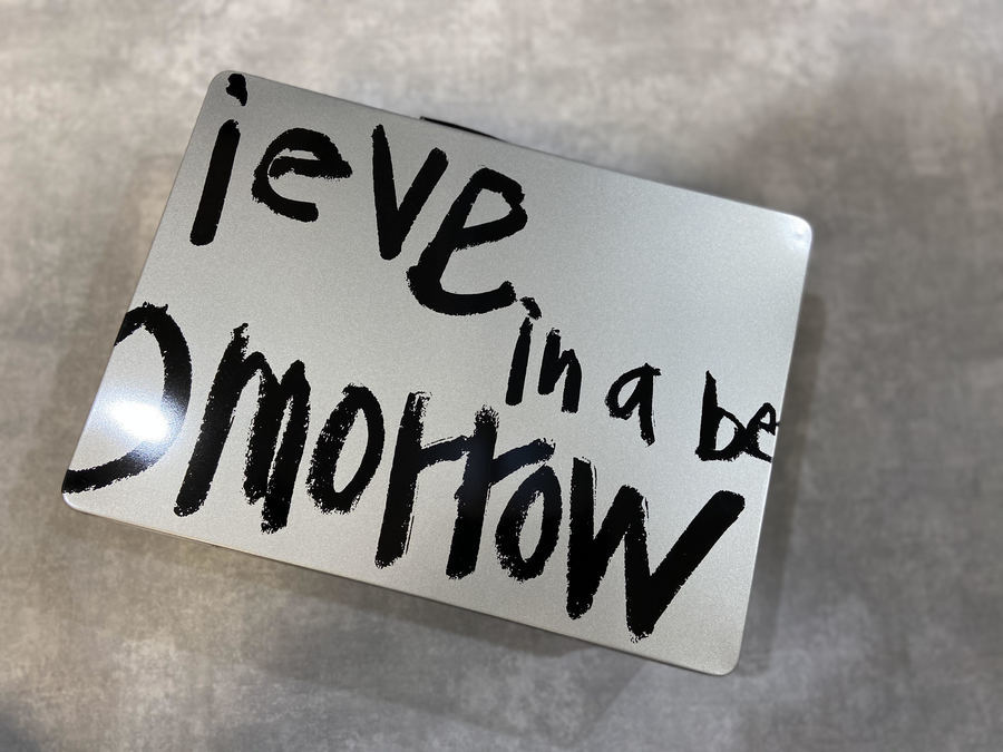 COMME des GARCONS/コム デ ギャルソン】よりブリキメッセージトランク