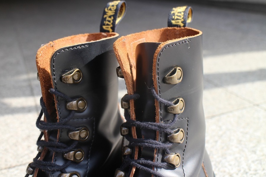 Dr.Martens/ト゛クターマーチン】より7フックブーツ（LEONA）が買取