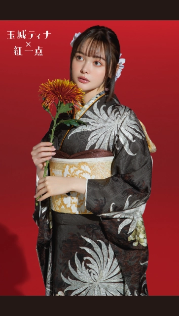 玉城ティナ × 紅一点の振袖-黒|成人記念の新作振袖ご紹介