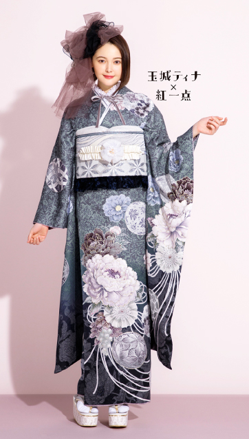 玉城ティナ × 紅一点の振袖-グレー｜成人式の新作振袖ご紹介
