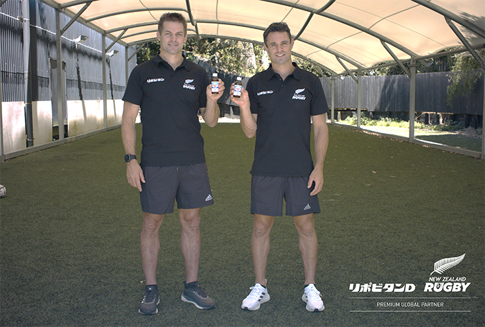 元ALL BLACKSのリッチー・マコウ氏、ダン・カーター氏が「リポビタン