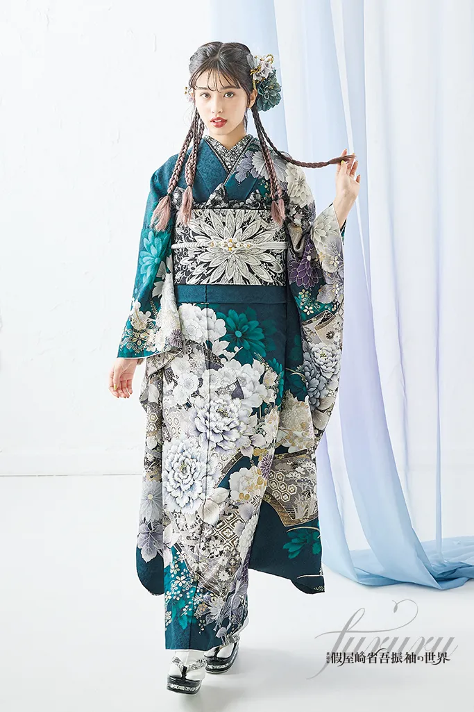 ターコイズブルーの振袖｜成⼈式の振袖レンタルならTAKAZEN、世界