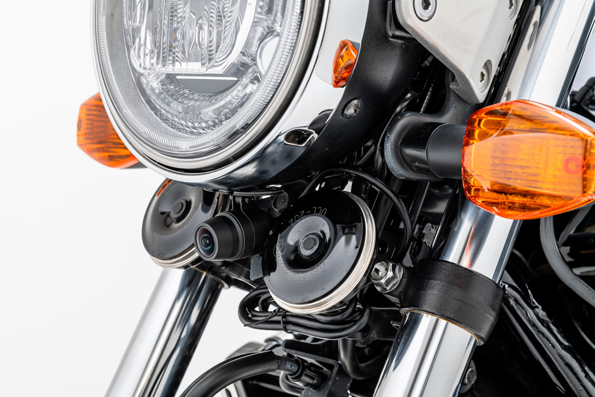 前後2台のカメラで記録し、スマホで確認できる！ミツバサンコーワの