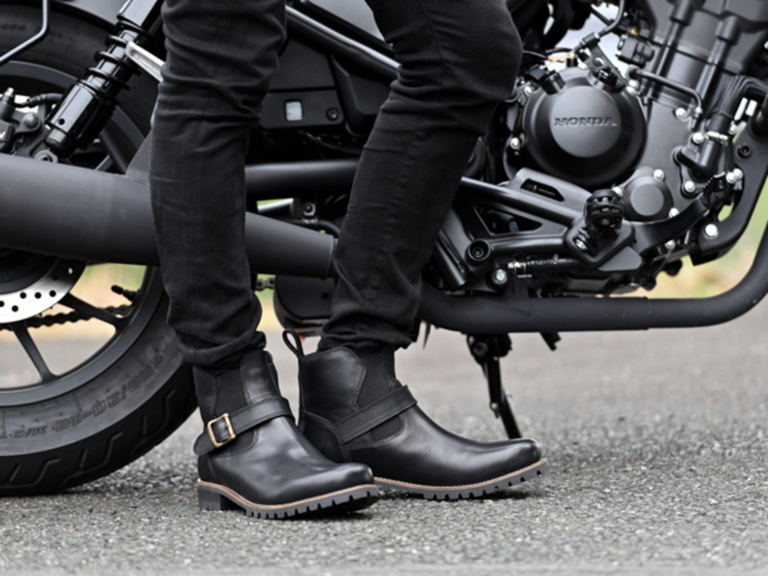 ヒモがなくてもぴったりフィット！オシャレも楽しめるライディング