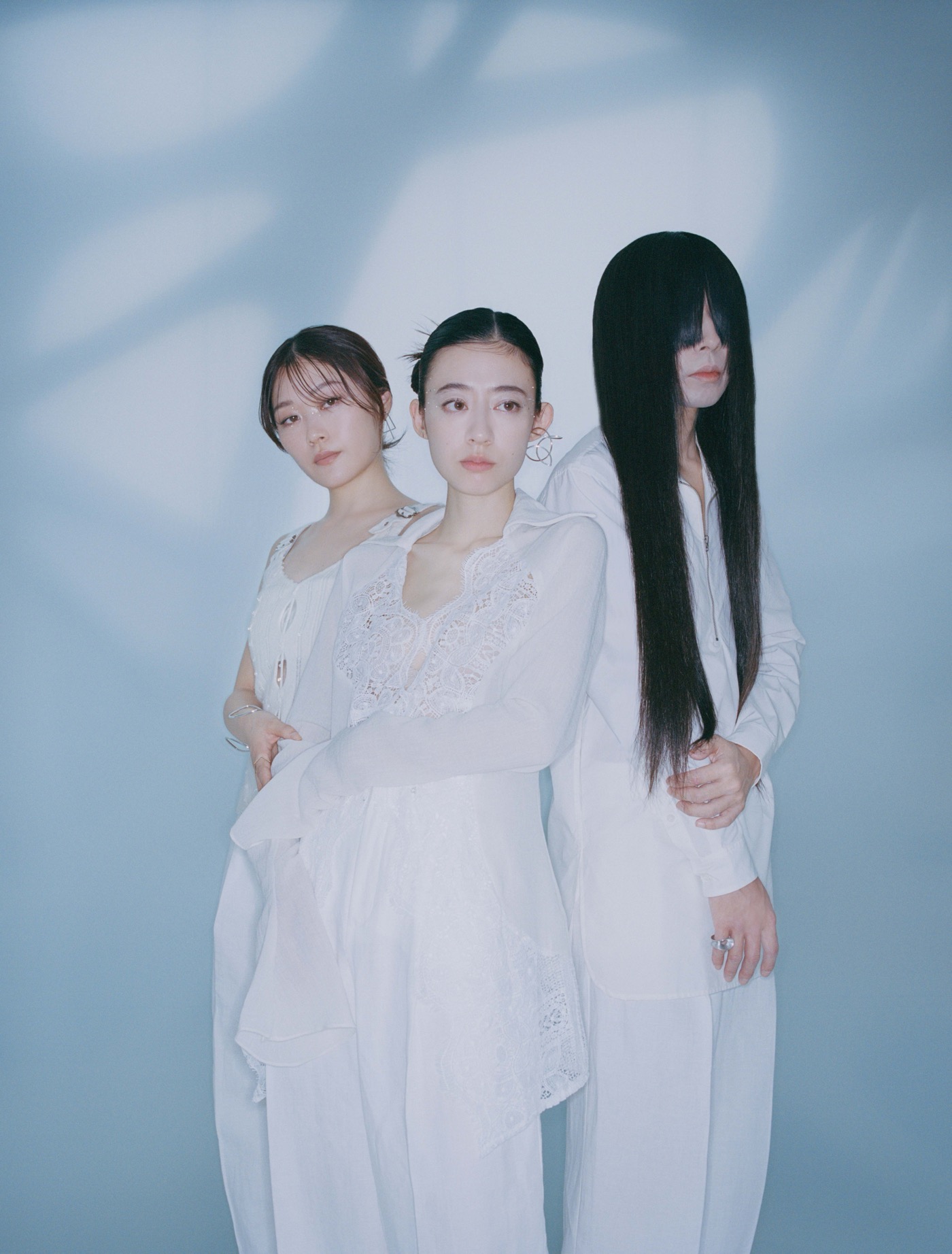 羊文学のフルアルバム『12 hugs (like butterflies)』を題材にした企画