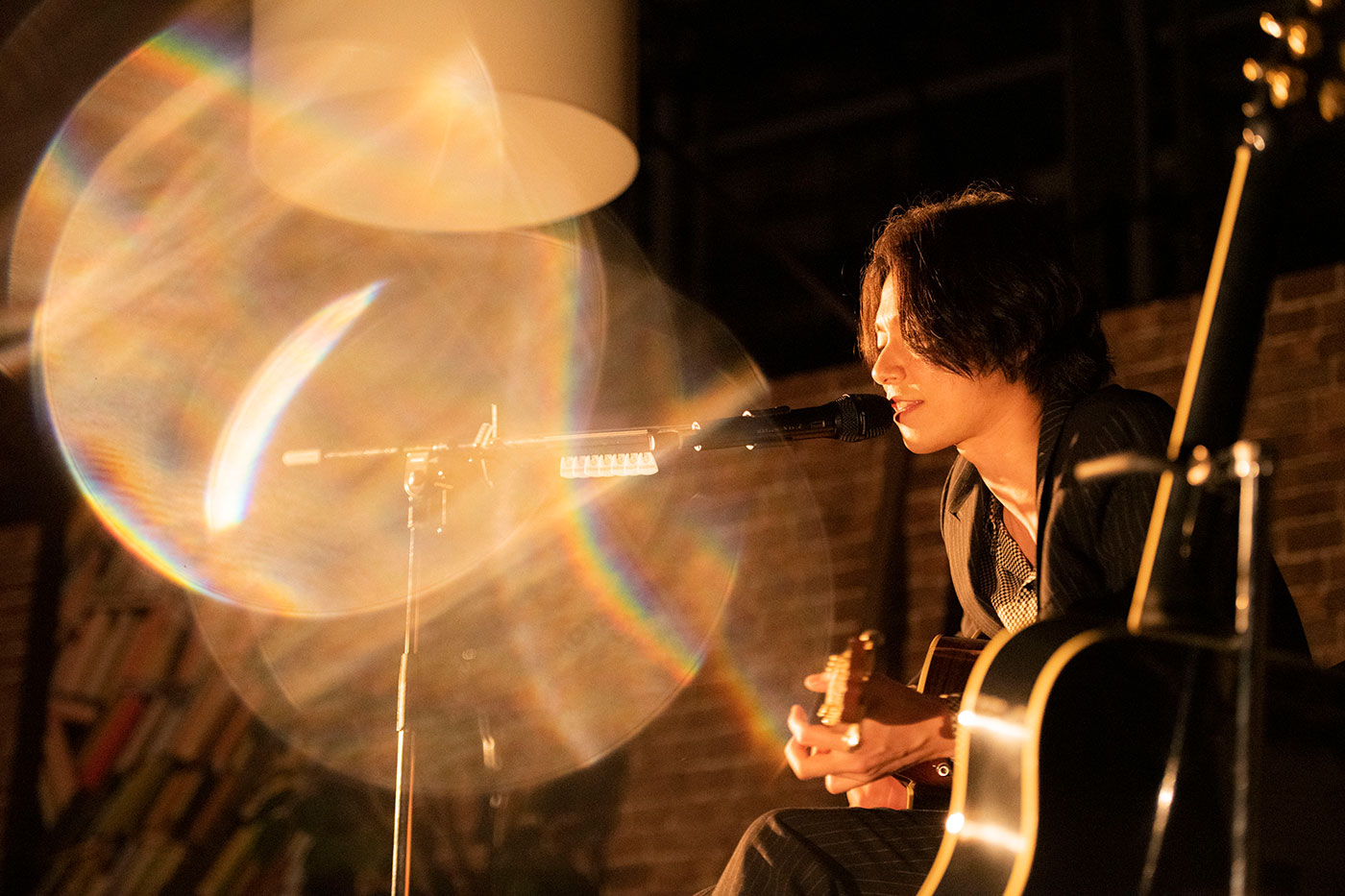 Alexandros]川上洋平の部屋に招かれたようなアコギ1本のソロライブ