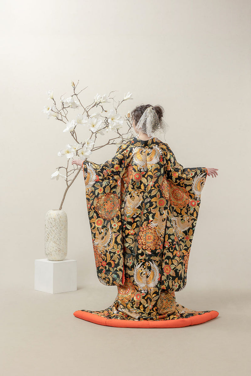 金色の色打掛11選！高級感と華やかさで結婚式を豪華に彩ろう – THE