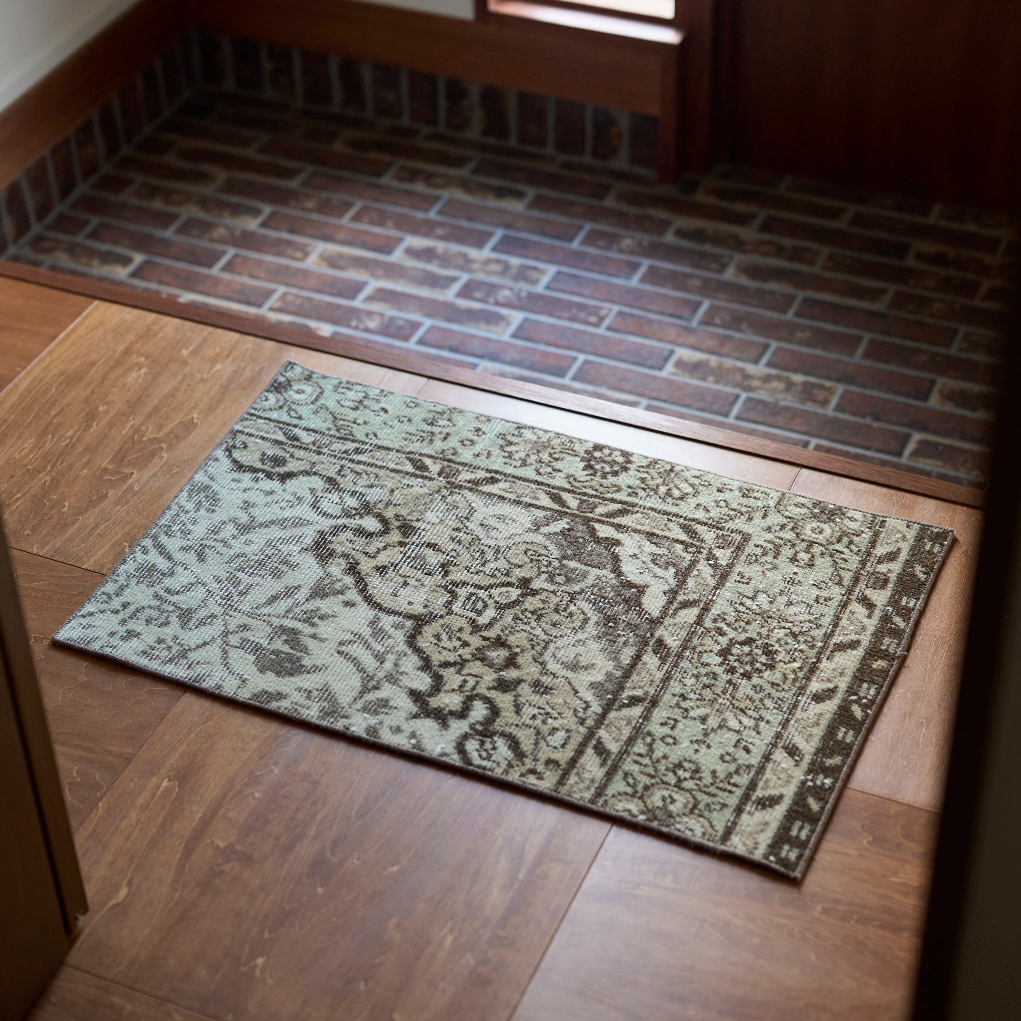 ヴィンテージラグ、はじめの一枚｜暮らしに、時間の深みを敷くという