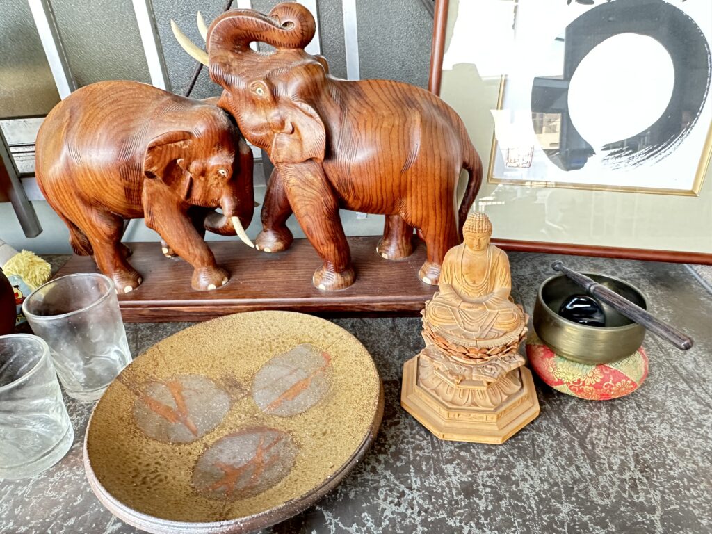 骨董品買取事例：木彫りの象、仏像、掛け軸、陶器などの古い品々を倉庫
