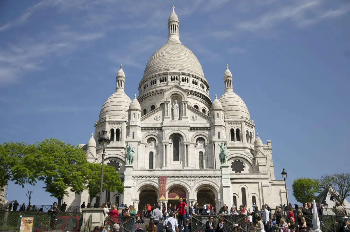 モンマルトルは芸術家が愛しアメリなどの映画の舞台地にもなった観光地