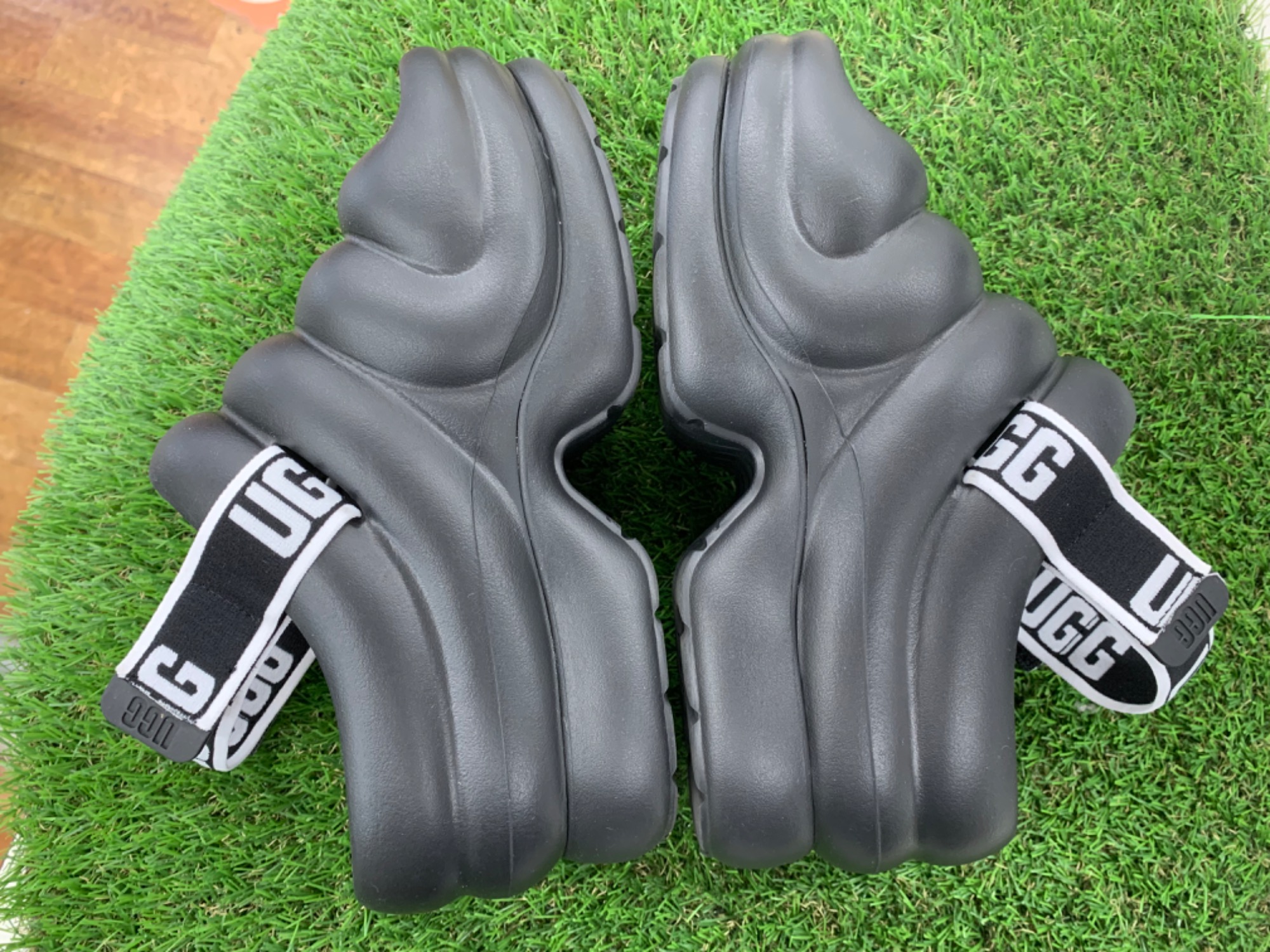 UGG(アグ) 厚底サンダル Aww Yeahをご紹介いたします!!｜2024年07月25