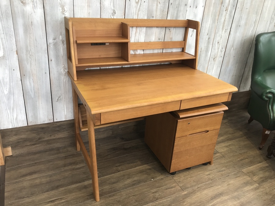 飛騨産業】無垢材天板を使用したやさしい学習机（beginシリーズ）が