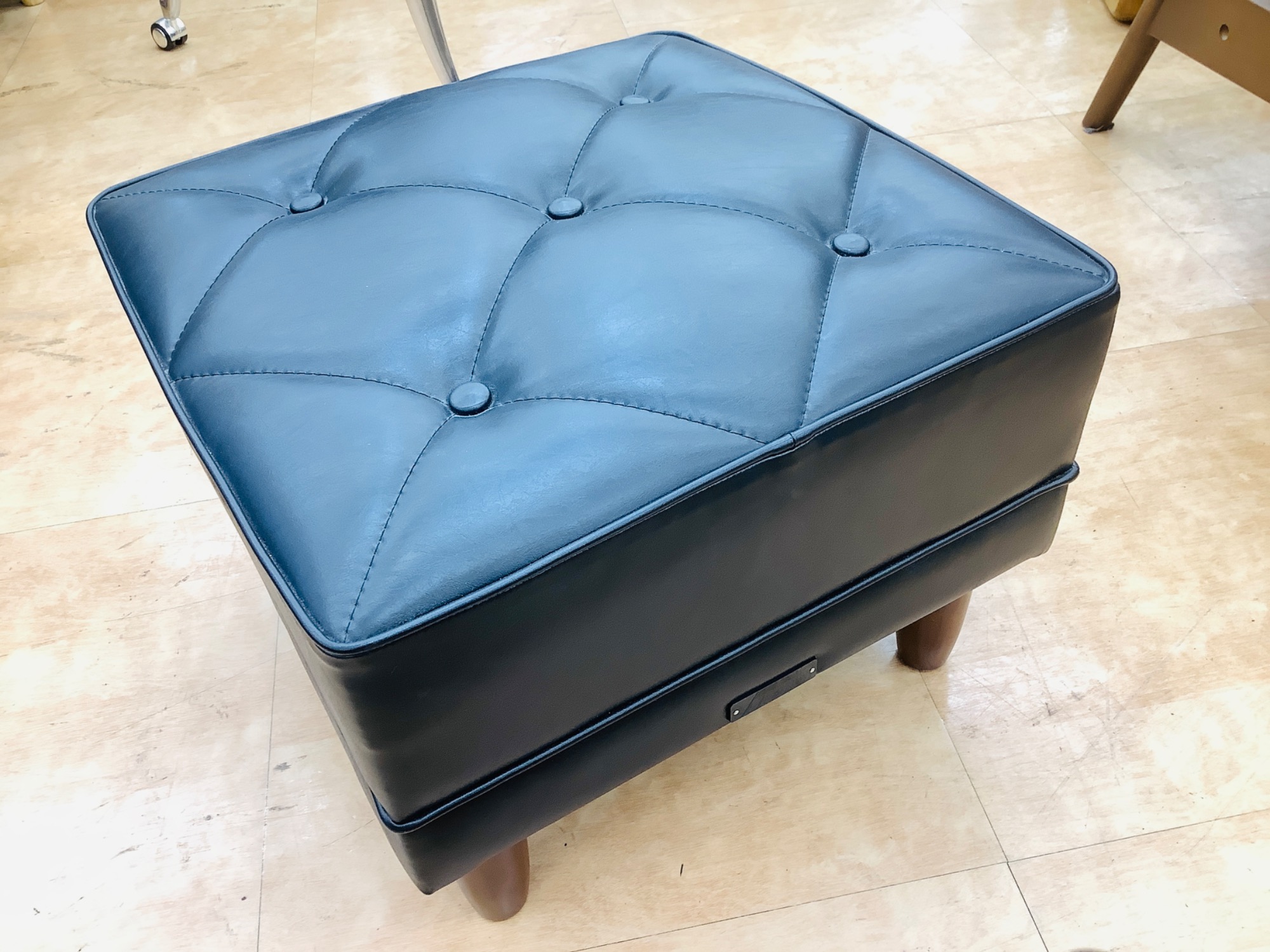 カリモク60 新入荷！】スタンダードブラック オットマンをご紹介