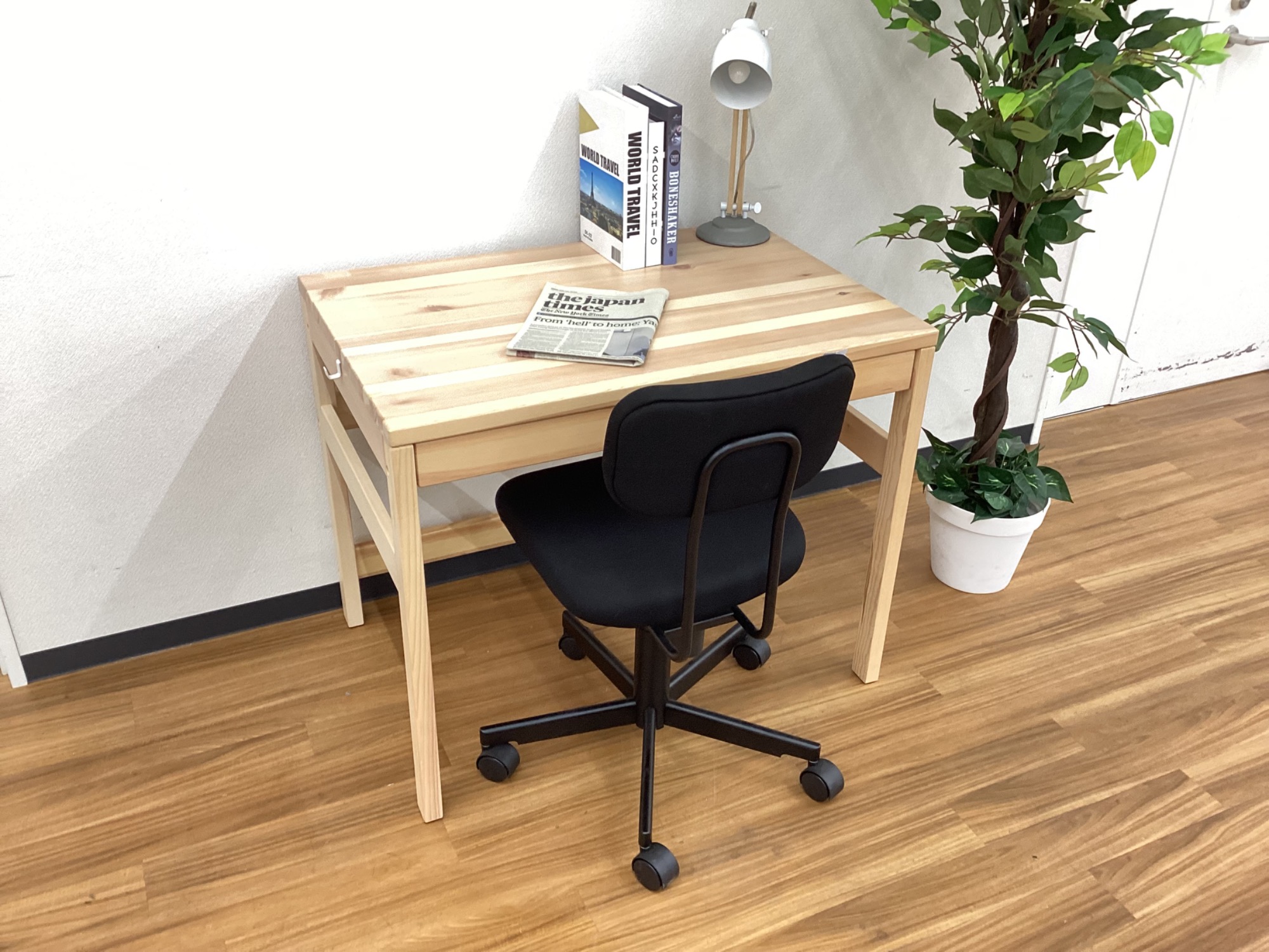 無印良品】シンプルなデザインで使いやすいパイン材デスクが入荷しま