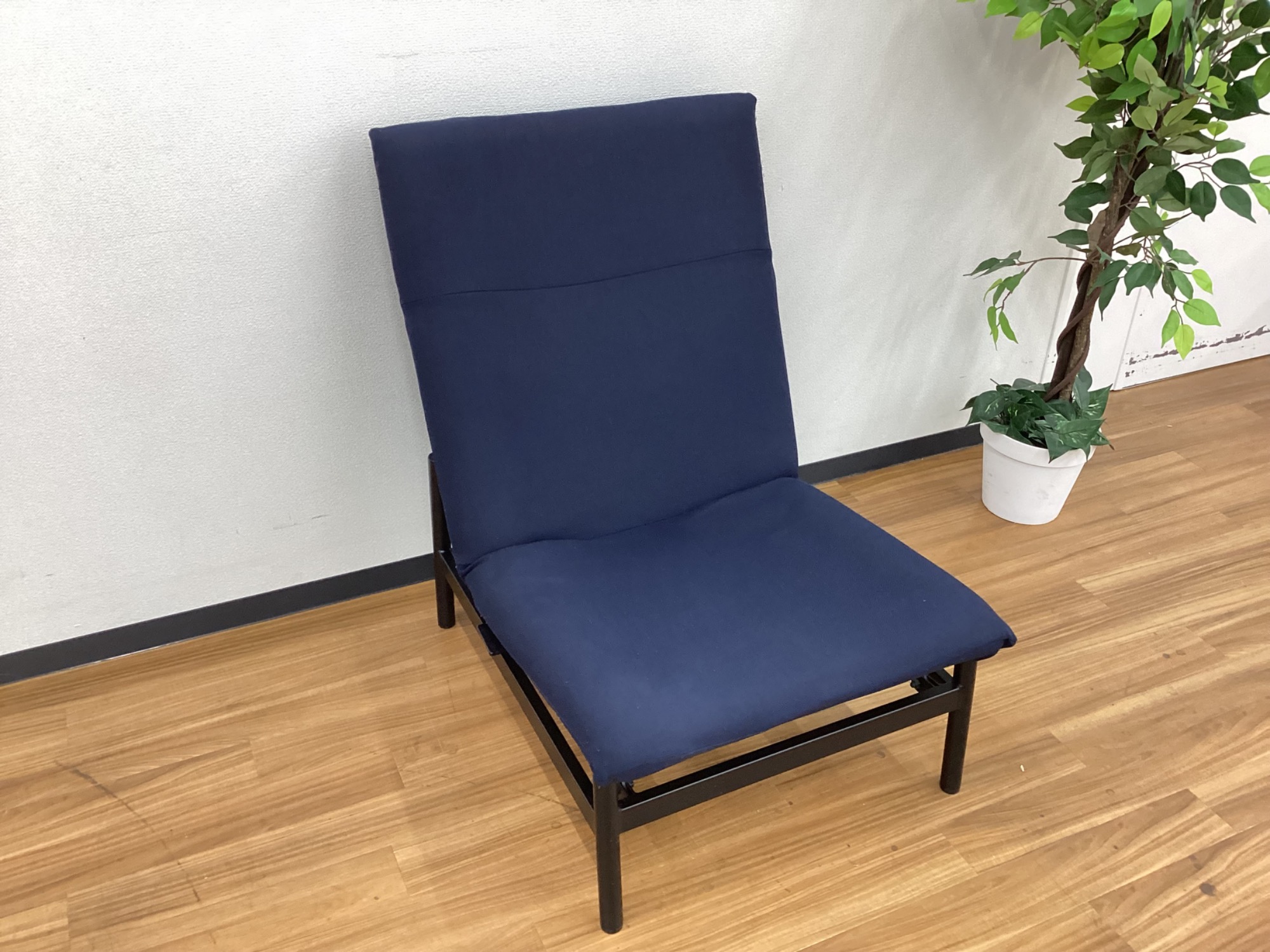 無印良品】レバーで簡単にリクライニングでき、のんびりくつろげる