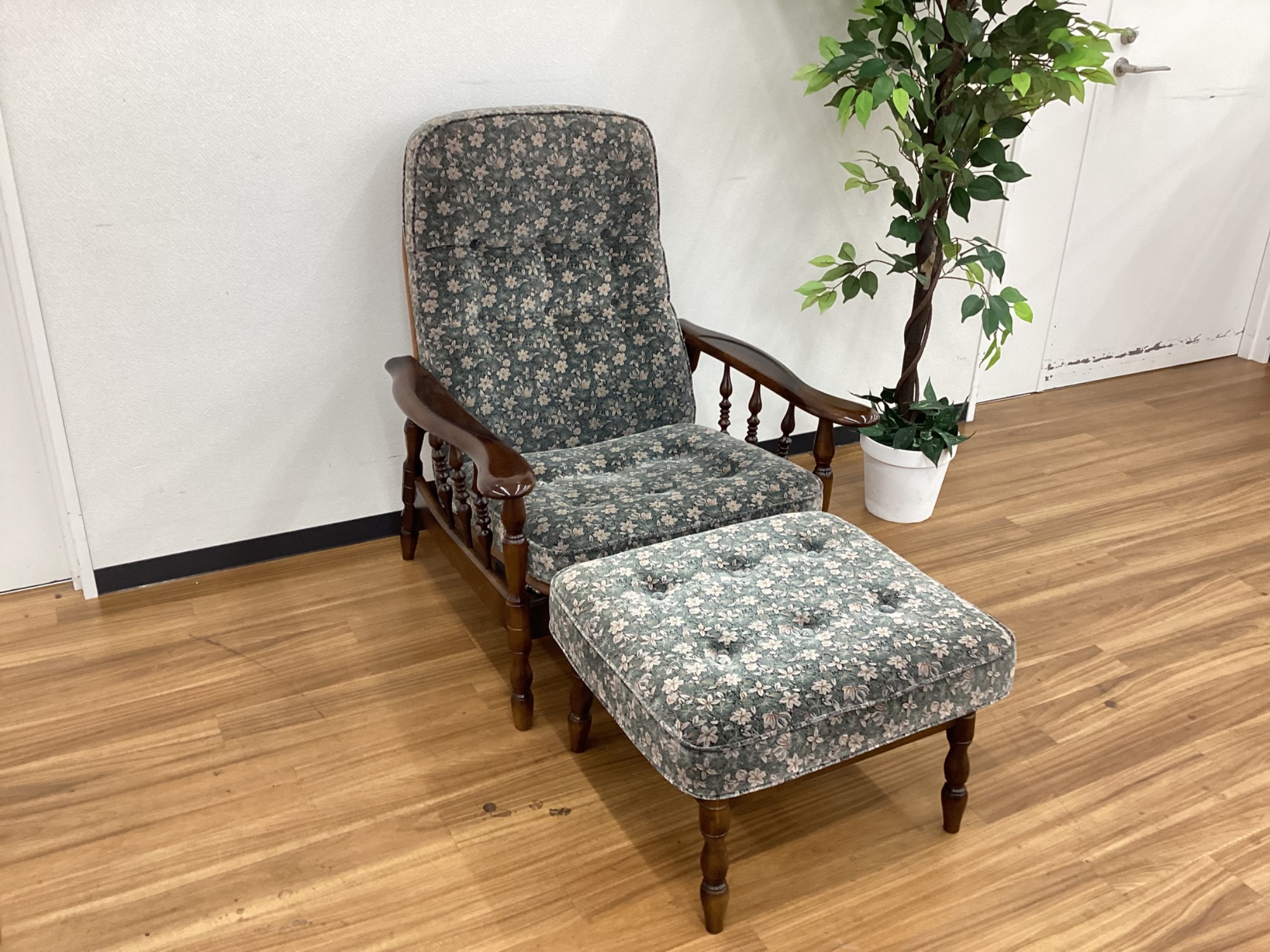 karimoku（カリモク）】オットマン付きのレバー操作不要の楽々