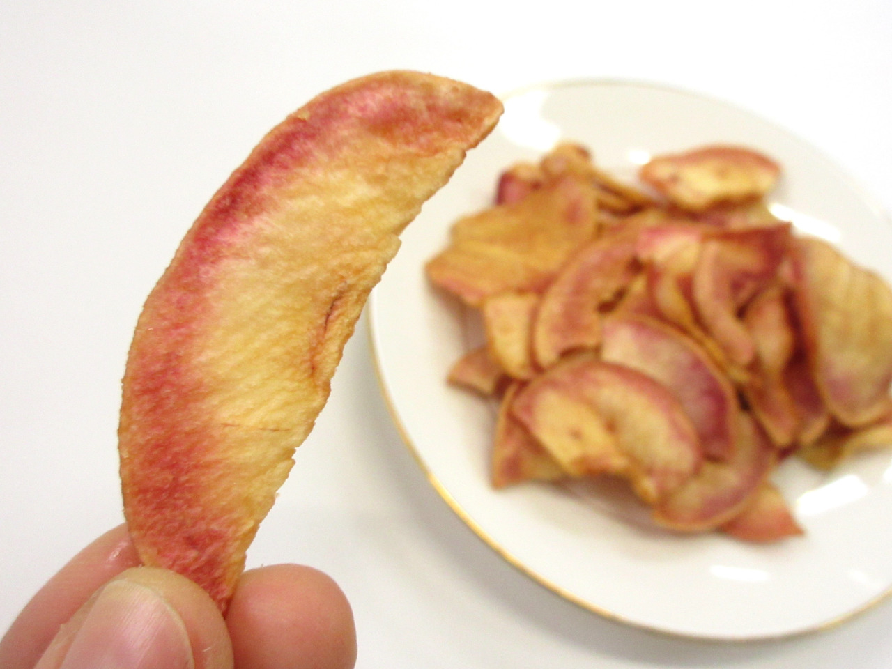 超希少な赤～いりんごのチップス【立佞武多のおやつ】｜県産品（株式