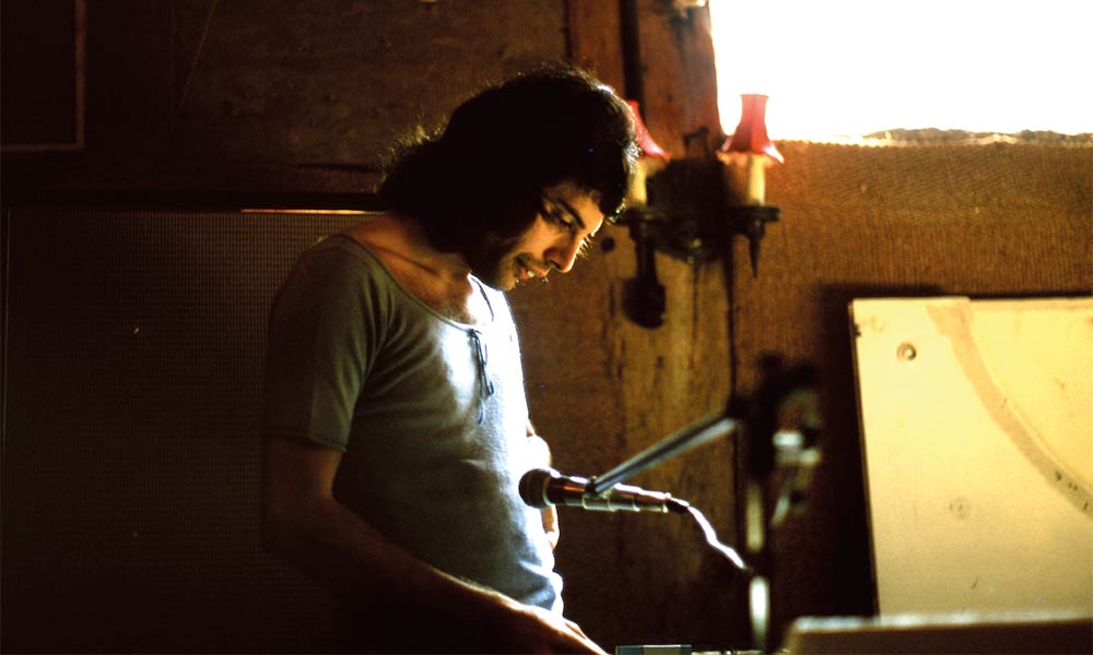 ブライアン・メイが執筆/撮影した自叙伝『Queen In 3-D』新装版発売