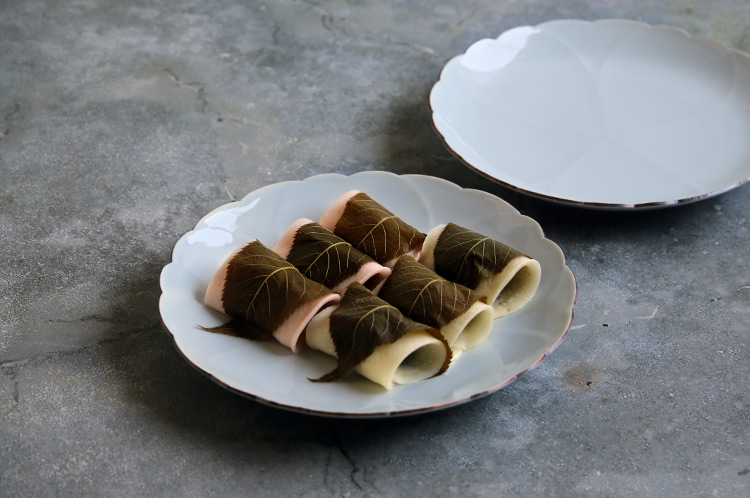 水野克俊 白磁口紅桜8寸皿 ｜ 暮らしのうつわ花田 和食器 通販