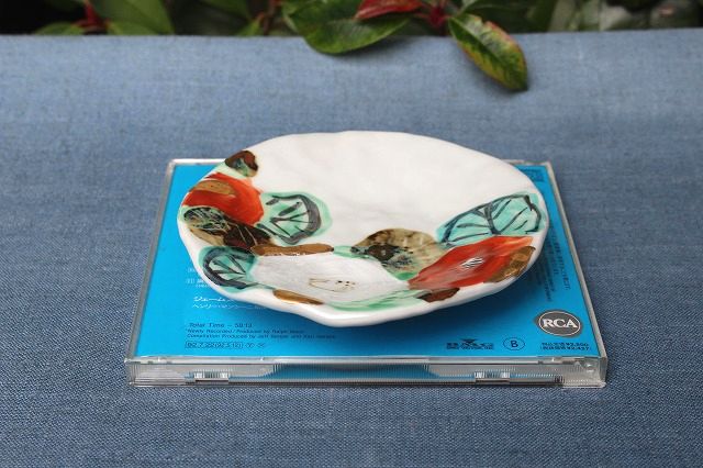 岐阜県土岐市の和田一人（芳洲窯）の色絵椿5寸皿 うつわ家膳｜人気