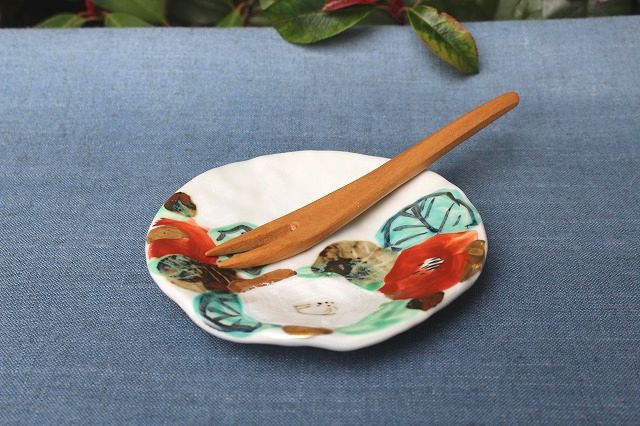 岐阜県土岐市の和田一人（芳洲窯）の色絵椿5寸皿 うつわ家膳｜人気