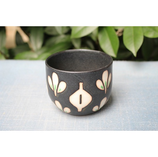 石川県能美市で作陶されている九谷焼作家庄田春海さんの黒みつばカップ