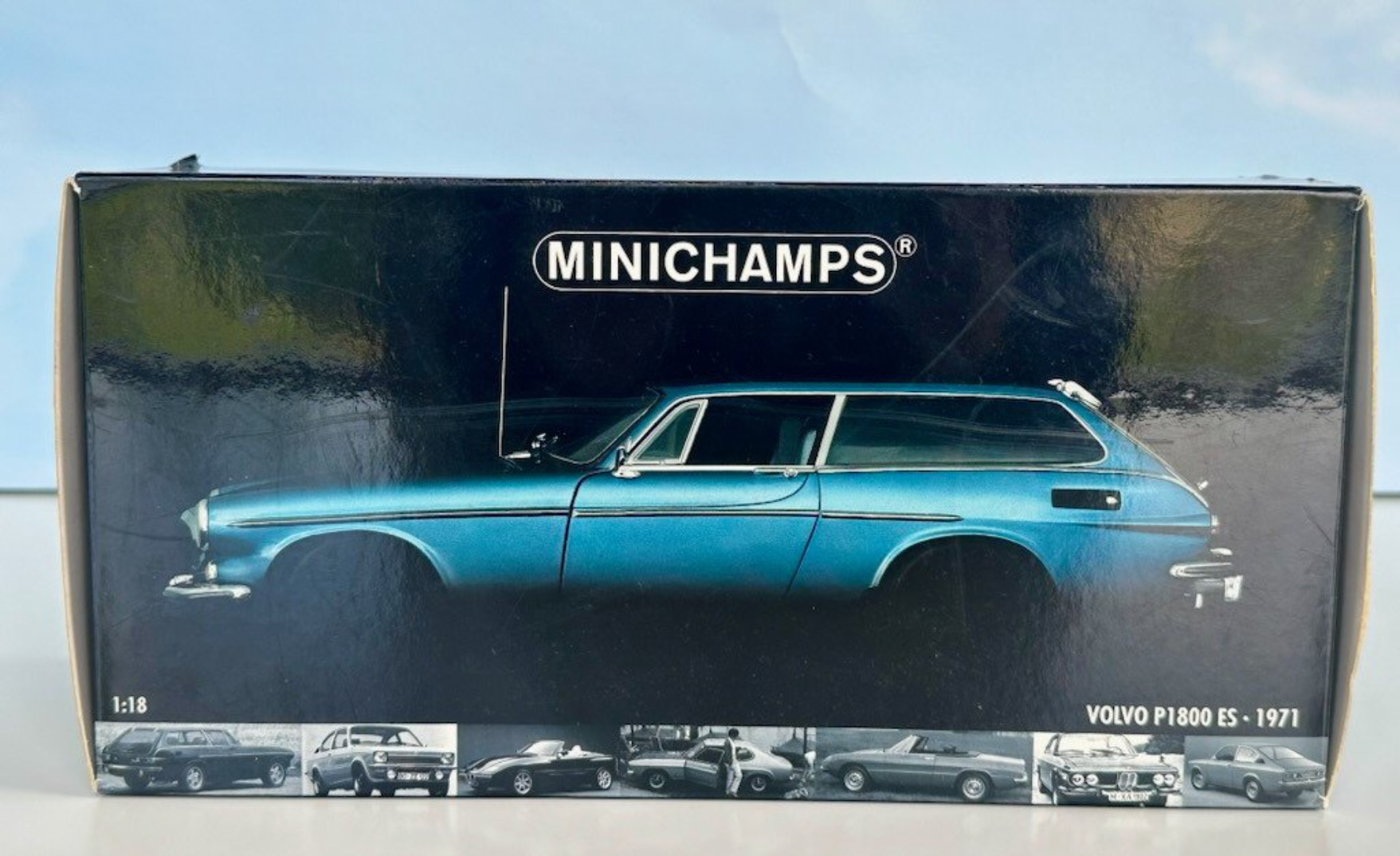 Volvo 1800 ES Blue - Minichamps 1:18 - Volvodrive Collection