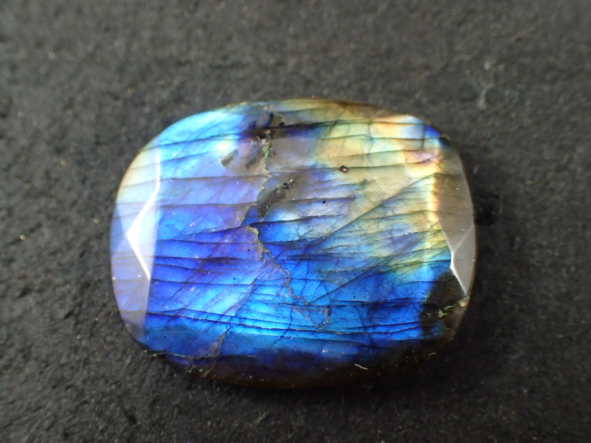 最高品質ラブラドライト(Labradorite) 自由カット マダガスカル 産