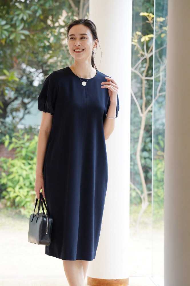 ボリュームスリーブがエレガントな雰囲気を漂わす“シアーランタン