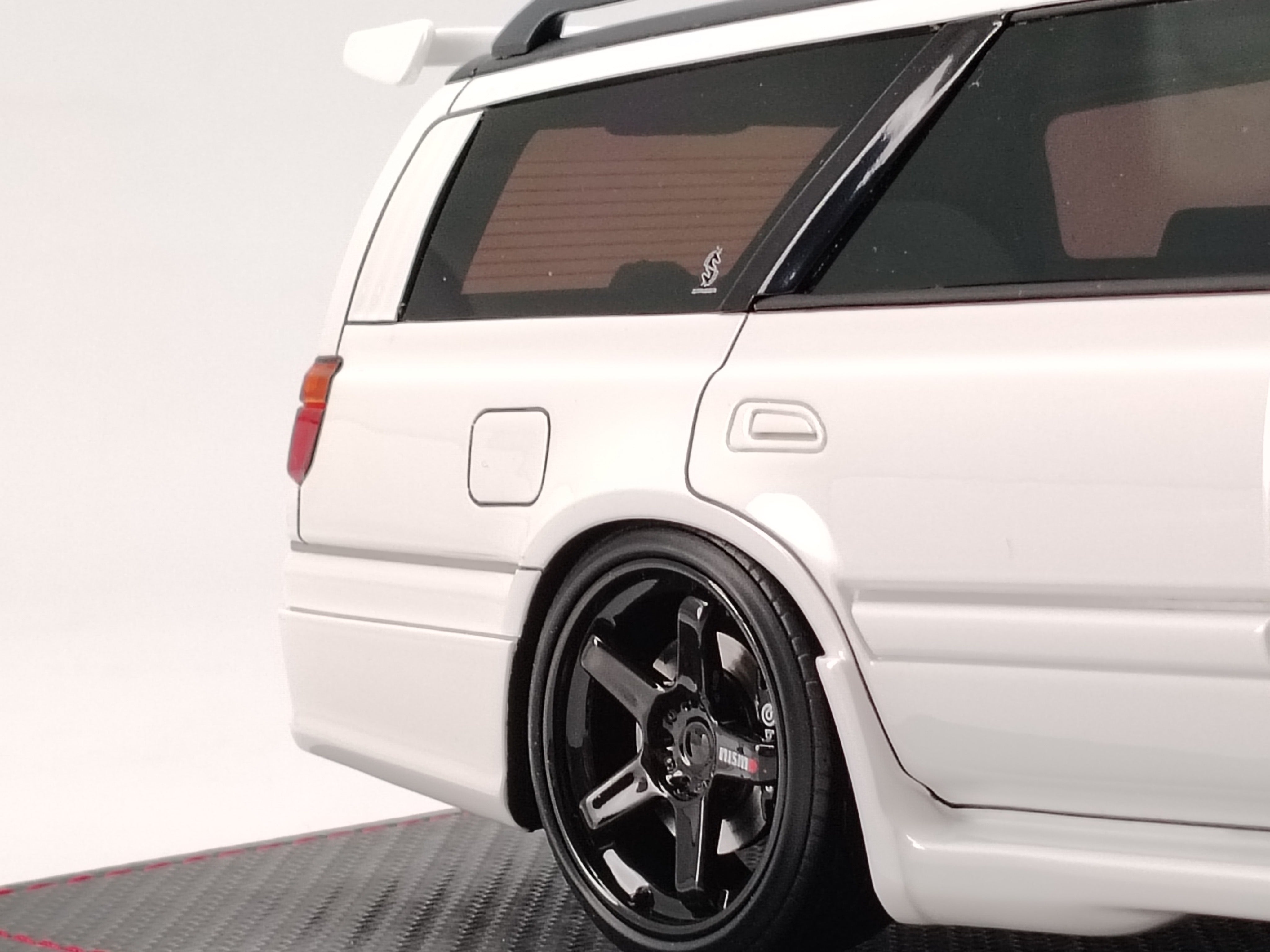 Ignition Model 1/18 Nissan STAGEA 260RS WGNC34 with engine white