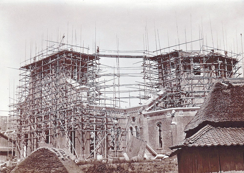 長崎原爆で壊滅した浦上天主堂、集まる信徒や建造中の姿…フランスの