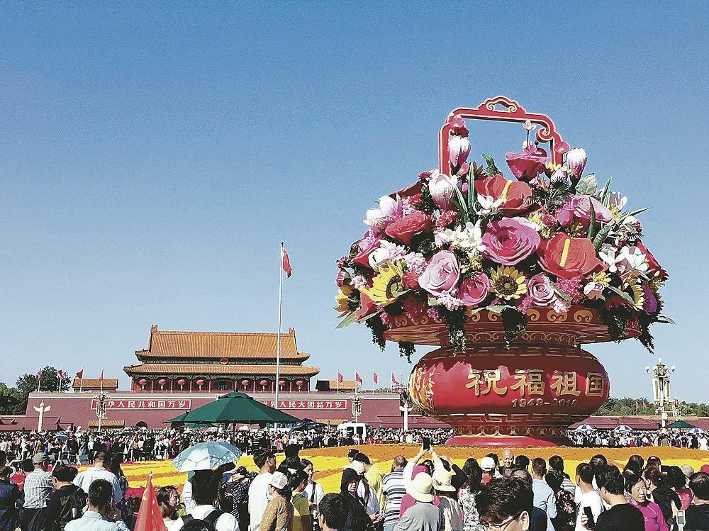 習近平政権の中国共産党、国慶節の天安門広場に巨大な花瓶を飾る背景