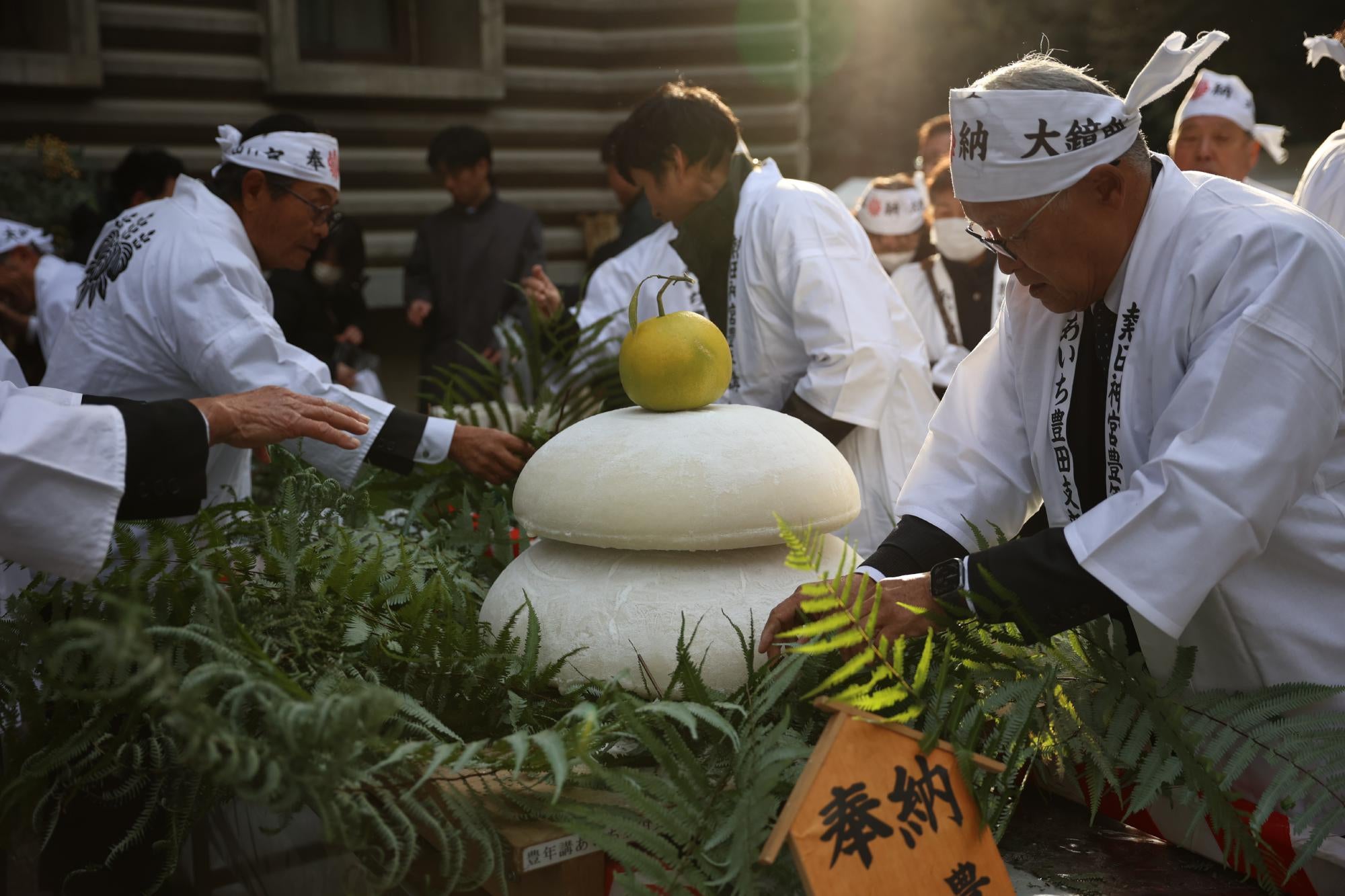 五穀豊穣を祈願 大鏡餅奉納：地域ニュース : 読売新聞