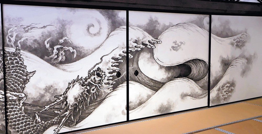 細川護熙元首相が描いた雲龍図の障壁画52面、一族ゆかりの龍安寺に