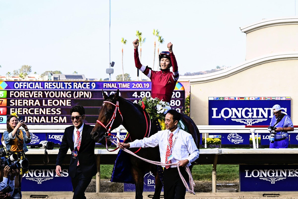 ブリーダーズカップ・クラシックでフォーエバーヤングが優勝…ダートの