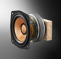 新カラーとフラット＆ロースタイルを採用し、インテリアとの