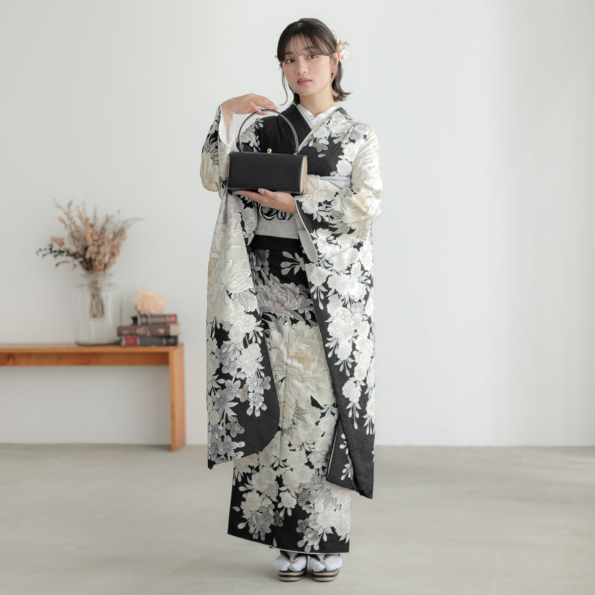 振袖： R2086黒 牡丹に桜