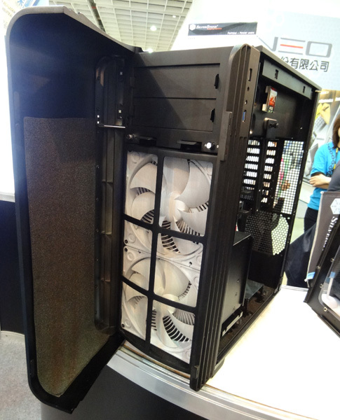 SilverStone、小型microATX対応PCケースなどを展示 | 日経クロステック