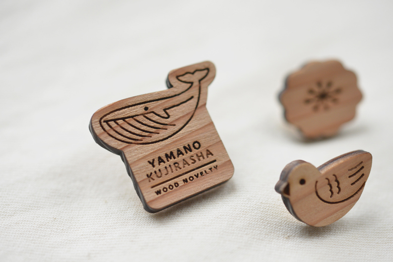 ピンバッジ 木のノベルティ・OEM 山のくじら舎
