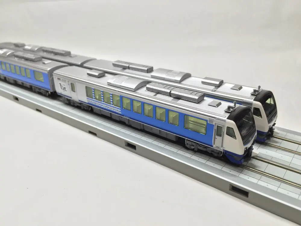 HB-E300系「リゾートしらかみ」（青池編成）入線です。KATO 10-1367 4