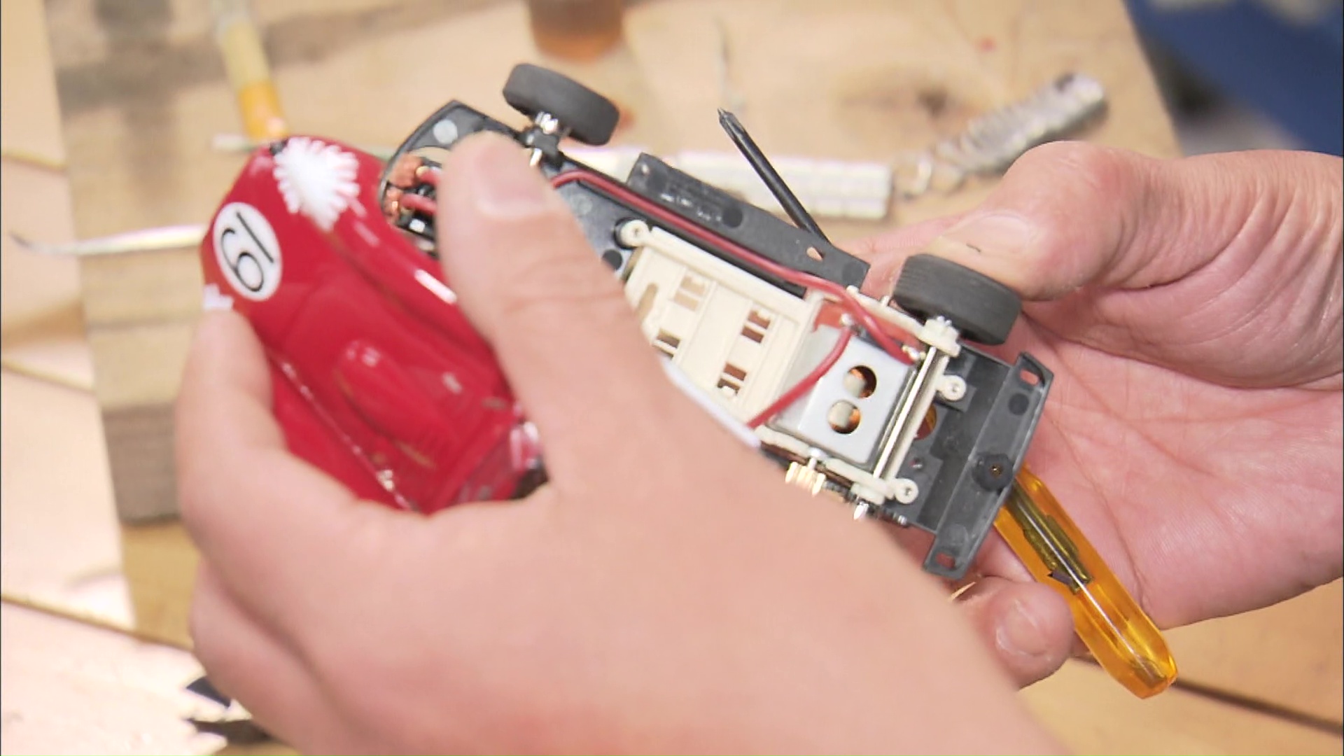 スロットカーとは？ 1960年代に大流行した電気仕掛けのミニカーの魅力