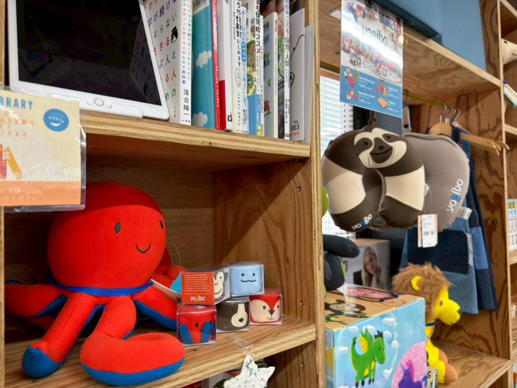 おやこの世界をひろげるサードプレイス PORTOにてYogiboアクセサリの