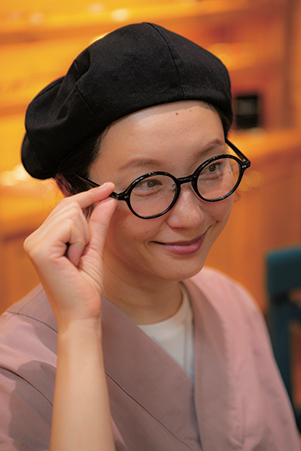 山でも街でも、お出かけにはサングラスを。人気コラボにこの春、新色が