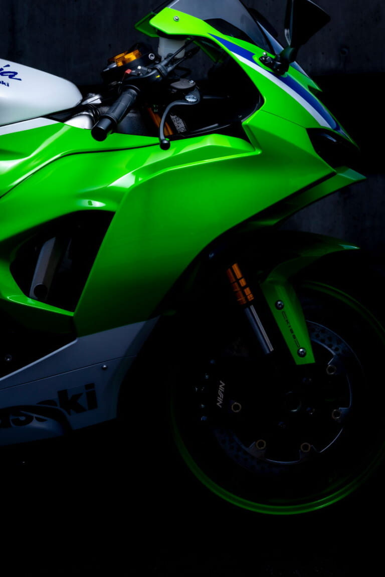 トップガンの赤黒＆ZXRカラー!! カワサキの「ニンジャ」40周年記念