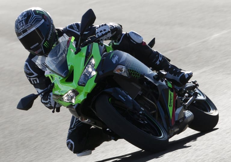 カワサキ ニンジャZX-25Rファーストインプレ〈ジョナサン レイ